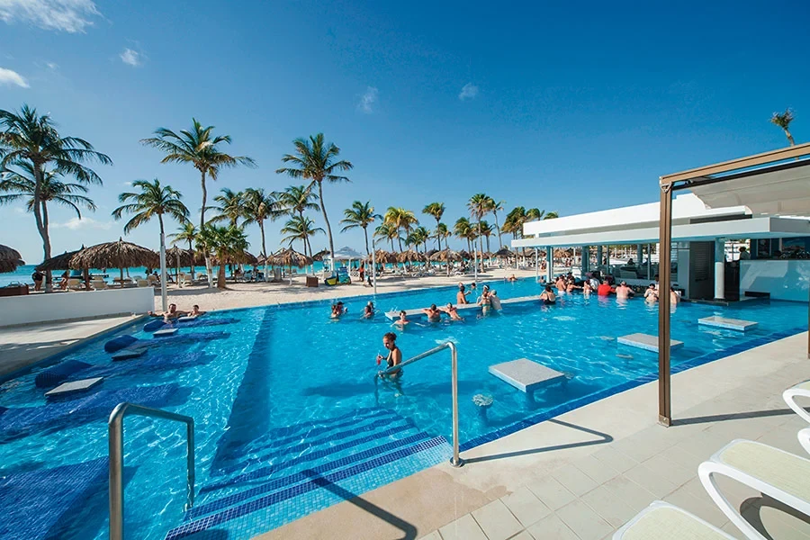 Swim-up bar and pool at Hotel Riu Palace Antillas