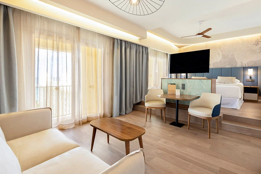 Riu Palace Aruba suite living area with sitting room